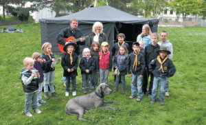 Dr. Barbara Schenk-Zitsch (hinten, Mitte) gründete im Februar des vergangenen Jahres ihre Stiftung zur Unterstützung von Kinder- und Jugendprojekten. Jetzt kam es zur ersten konkreten Förderung - für die Pfadfinder.