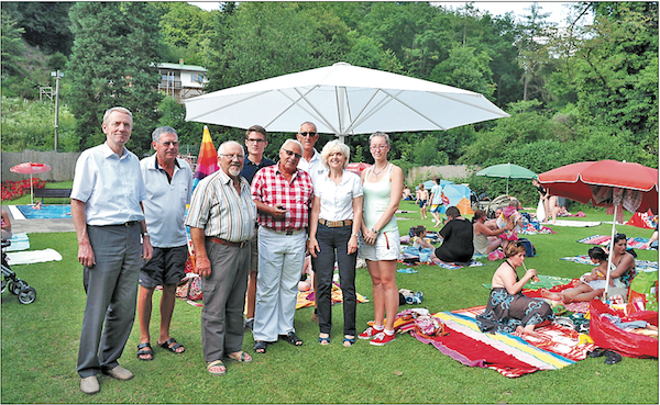 Spender und IEWS Vertreter gestern bei der Übergabe des Schirms