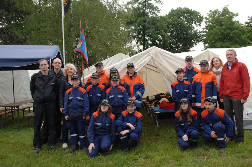 Dr. Barbara Schenk-Zitsch (3. v. li.) war bei der Übergabe voll des Lobes für die Jugend- arbeit bei der Feuerwehr.